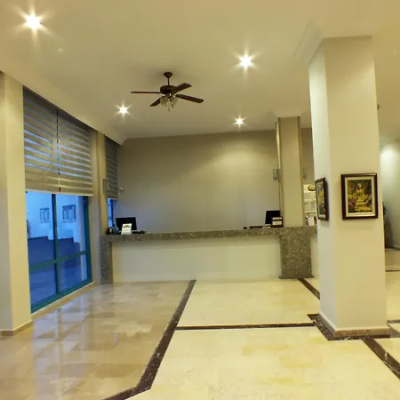 ホテル Tropical マルマリス